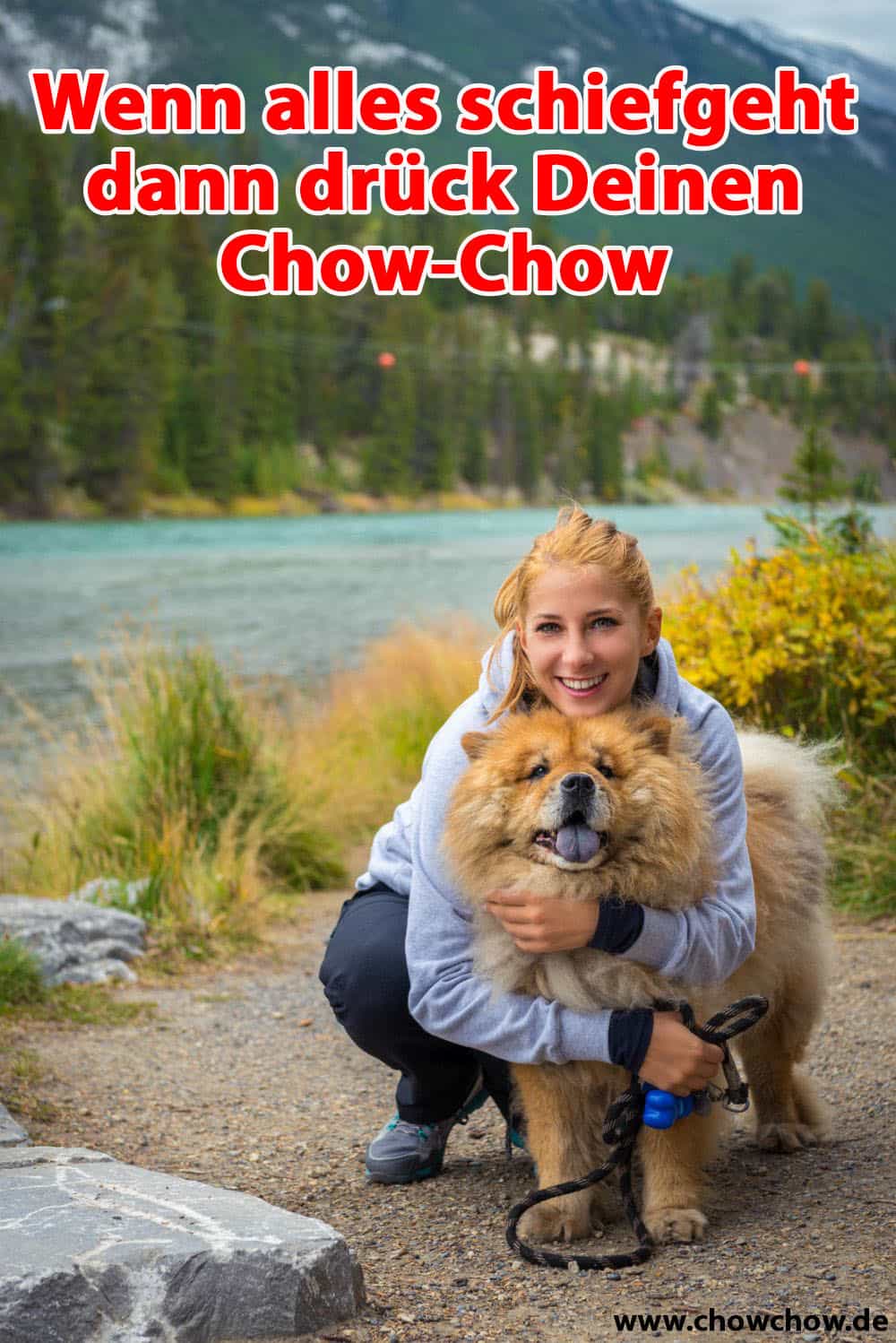 Eine Frau umarmt ihren Chow-Chow im Wald